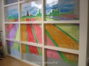Thema: Holland. Een schildering met tulpenvelden op een raam van een Basisschool. 
