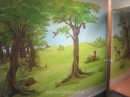 De ingang van de kleuterschool aangepast aan de stijl van de omgeving: bosrijk!