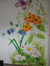 De juf mag lekker een plaatsje zoeken tussen de bloemen.
