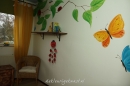 Een kinderkamer opgevrolijkt met lieveheersbeestjes en vlinders.